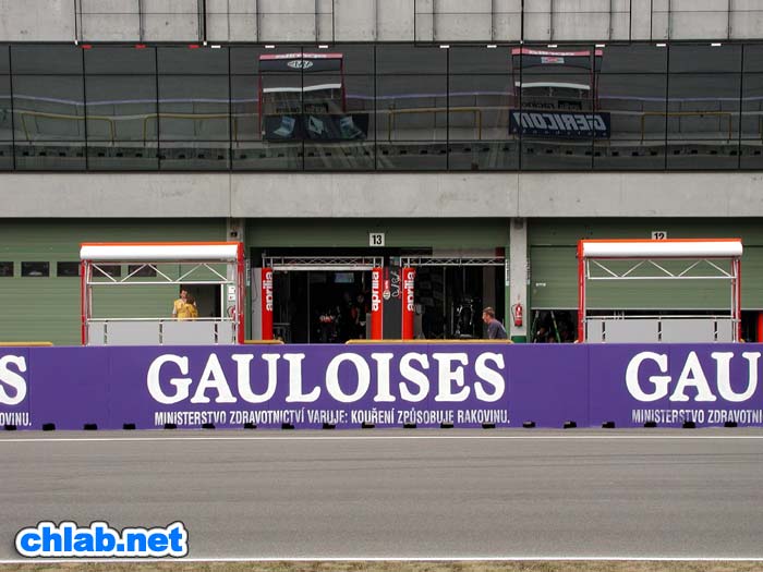 Boxengasse am Masaryk-Circuit
