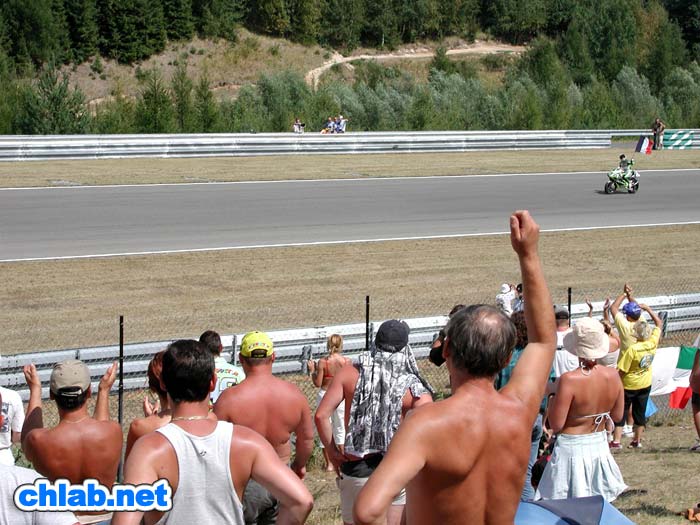 Randy de Puinet feiert mit der Trikolore seinen 250'er Sieg
