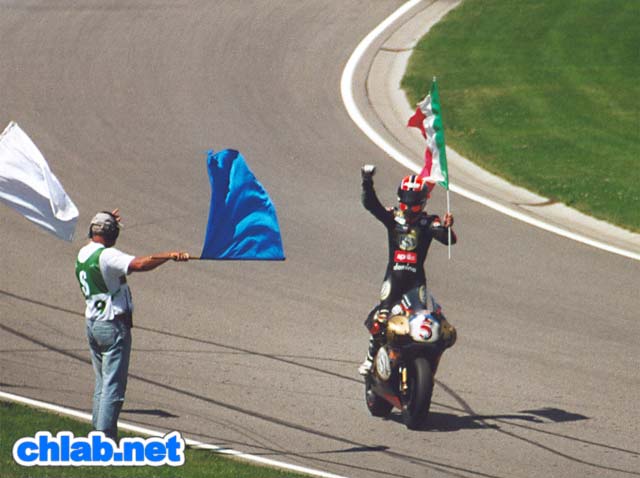 Marco Melandri feiert ausgelassen nach seinem ersten Sieg in der 250er Klasse
