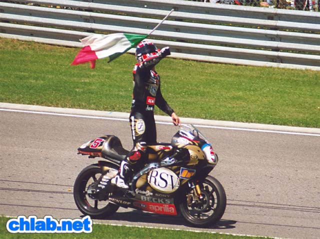 Marco Melandri feiert ausgelassen nach seinem ersten Sieg in der 250er Klasse
