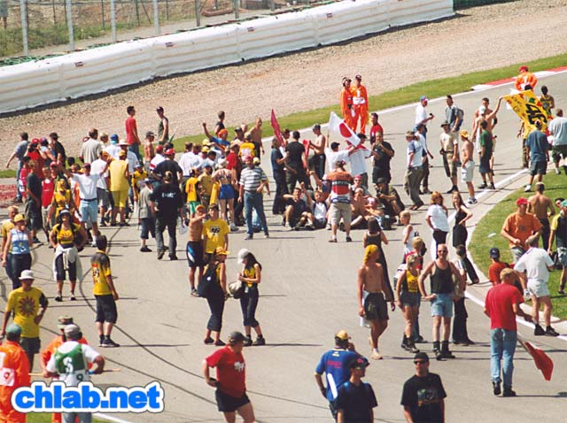 die Fans strmen die Strecke nach dem letzten Rennen
