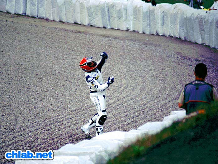 Randy Mamola feuert seine Knee Pads in die Zuschauer
